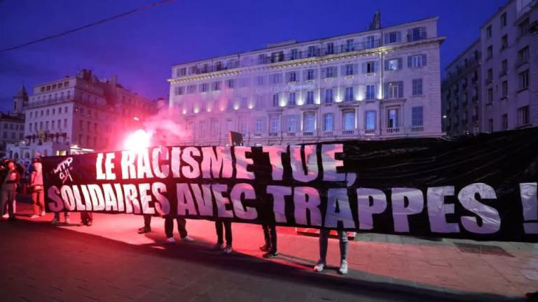 Γαλλία: Μαζικές αντιρατσιστικές κινητοποιήσεις μετά τη φονική επίθεση στην Τραπ – «Ο ρατσισμός σκοτώνει»