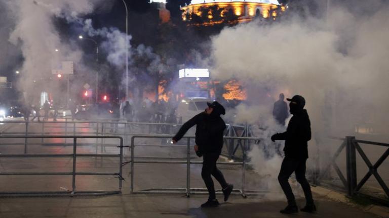 Κόσοβο: Συγκρούσεις στην Πρίστινα μετά την καταδίκη Θάτσι από τη Χάγη – 17 τραυματίες