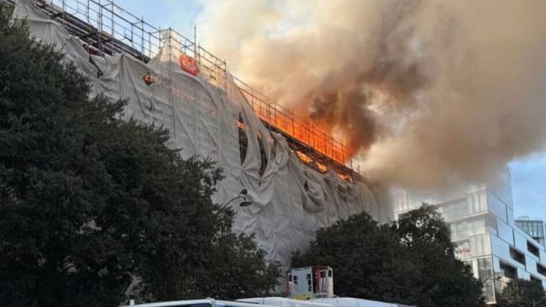 Παρίσι: Μεγάλη φωτιά δίπλα στον σιδηροδρομικό σταθμό Austerlitz – 100 πυροσβέστες στη μάχη με τις φλόγες