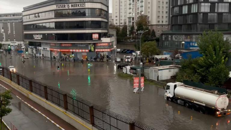 Κωνσταντινούπολη: Κλειστά τα σχολεία την Πέμπτη λόγω σφοδρών πλημμυρών – Εκκλήσεις για περιορισμό των μετακινήσεων