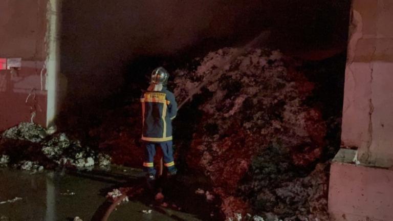 Μεγάλη φωτιά σε εργοστάσιο βάμβακος στα Τρίκαλα – Στις φλόγες έξι αποθήκες