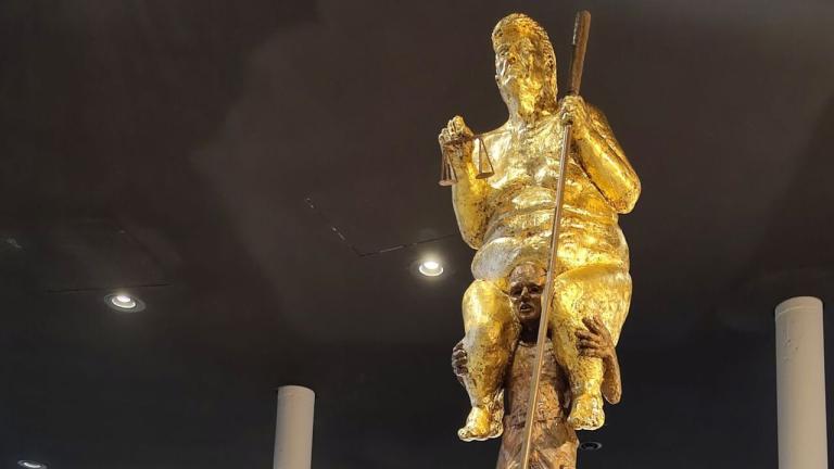 «Η Πορτοκαλί Πανούκλα»: Το σατιρικό γλυπτό με τον... γυμνό Τραμπ μέσα στο Ευρωκοινοβούλιο