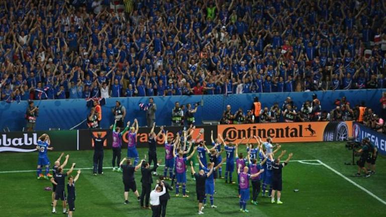 EURO 2016: Οι απίθανοι πανηγυρισμοί των παιχτών της Ισλανδίας με τον κόσμο (video)