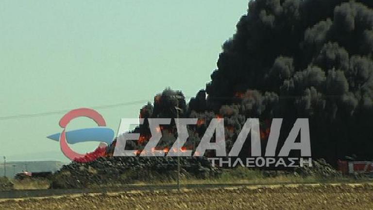 Μεγάλη φωτιά σε εργοστάσιο αναγόμωσης ελαστικών στην Λάρισα 