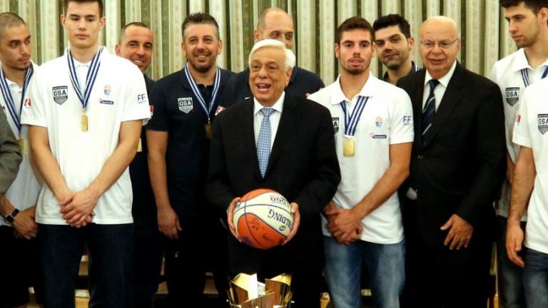 Μπάσκετ στο Προεδρικό Μέγαρο - Ο ΠτΔ υποδέχτηκε τους «χρυσούς» νέους