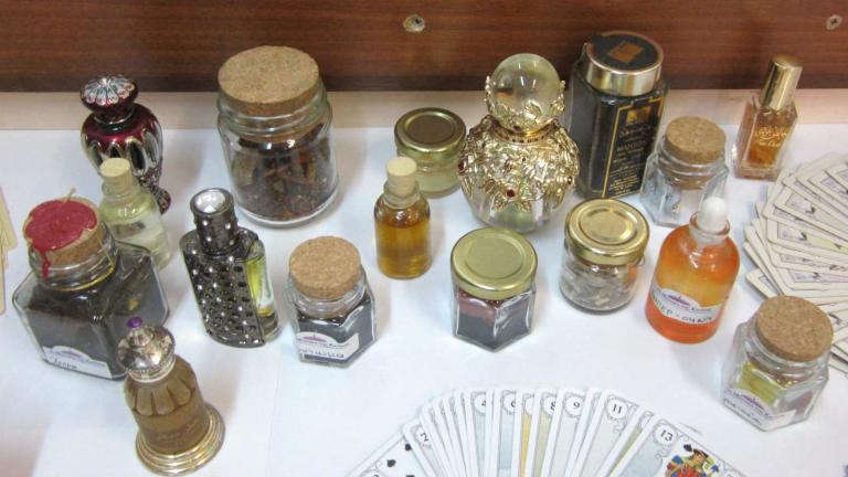 Δεν “είδαν” τη σύλληψη τους μέντιουμ που εστησαν γραφείο δίπλα από υπ. Οικονομίας-Εξαπατούσαν όλες τις τηλεπερσόνες και τους τραγουδιστές 