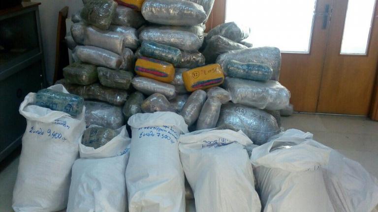 Συνελήφθησαν έμποροι ναρκωτικών, σε μπλόκο στα Ιωάννινα, με 250 κιλά κάνναβης (ΦΩΤΟ)