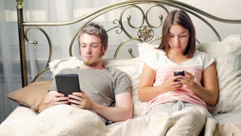  Έρευνα: Συνδεδεμένοι στα social media ακόμη και κατά τη διάρκεια του σεξ!