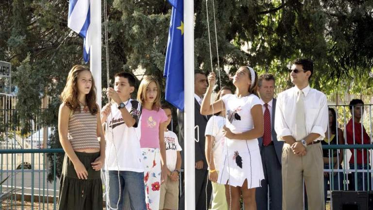 Καταργούν την έπαρση σημαίας στα σχολεία, τον Εθνικό Ύμνο και προσπάθησαν και την προσευχή