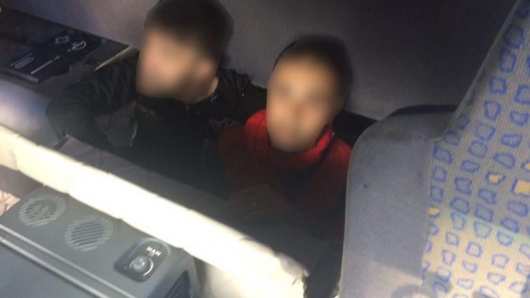 Διακινούσαν μετανάστες κρυμμένους σε ντεπόζιτα καυσίμων φορτηγών ή με σκάφη από Ελλάδα στην Ιταλία 