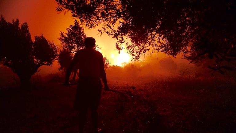 Πύρινη λαίλαπα καταστρέφει την ανατολική Αττική - Συνεχείς οι αναζωπυρώσεις