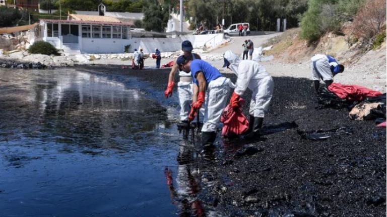 «Μαύρες παραλίες»: Τουλάχιστον 2 χρόνια για να καθαρίσει ο Σαρωνικός (ΦΩΤΟ)