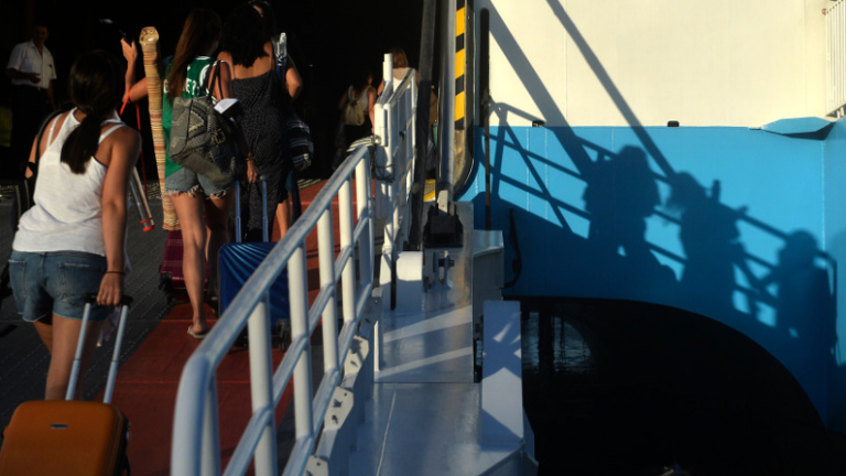 Μαζική έξοδος! 23.036 επιβάτες αναχώρησαν από το λιμάνι του Πειραιά