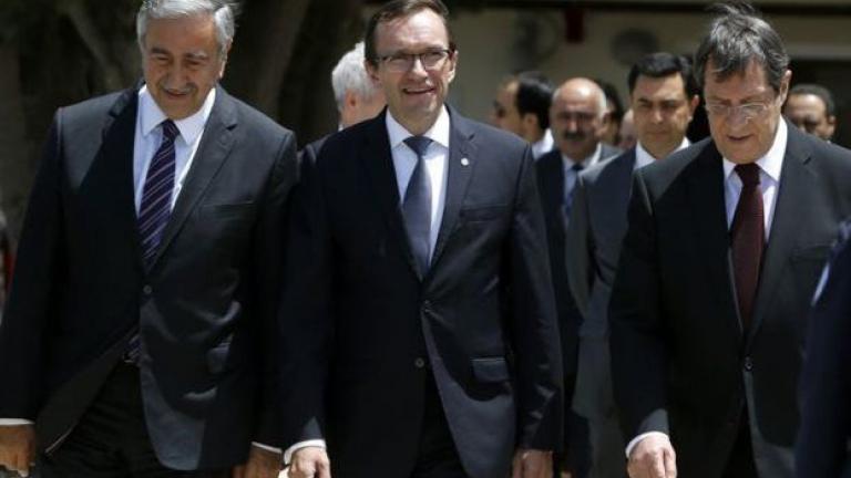 Κυπριακό: Διαβουλεύσεις Άιντε με Ακιντζί-Αναστασιάδη για το έγγραφο για την ασφάλεια