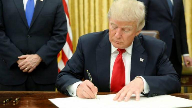 Ο Αμερικανός Πρόεδρος Ντόναλντ Τραμπ υπέγραψε σήμερα τις νέες κυρώσεις κατά της Ρωσίας,σύμφωνα με πηγές του Λευκού Οίκου