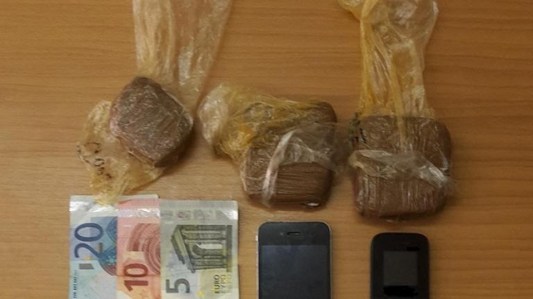 Σχεδόν μισό κιλό κοκαΐνης μετέφερε στις τσέπες του