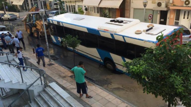 Άνοιξε τρύπα στο δρόμο και... βούλιαξε το λεωφορείο