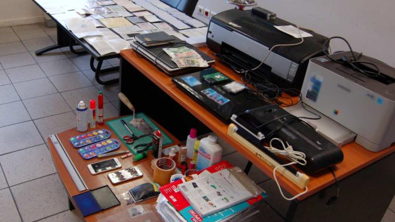 Εντοπίστηκε πλήρως οργανωμένο εργαστήριο κατάρτισης πλαστών εγγράφων 