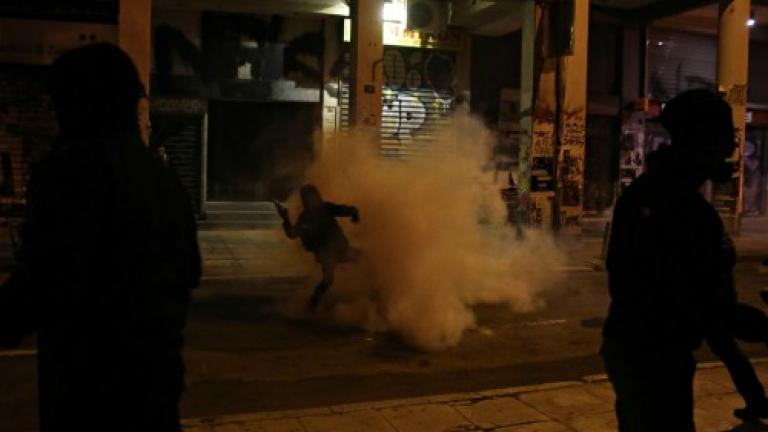Μπαράζ επιθέσεων τα ξημερώματα από αντιεξουσιαστές στη διμοιρία των ΜΑΤ στην Χαριλάου Τρικούπη