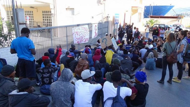 Ένταση με μετανάστες στην Λέσβο που μπλόκαραν το λιμάνι (ΦΩΤΟ)