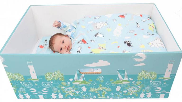 Φινλανδία: Γιατί τα μωρά κοιμούνται σε κουτιά;