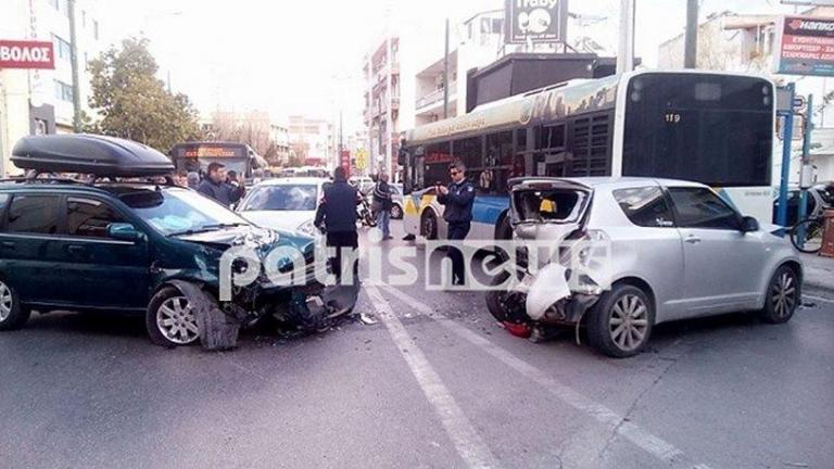 Καραμπόλα τριών αυτοκινήτων με λεωφορείο στο Ίλιον και δύο τραυματίες (ΒΙΝΤΕΟ)