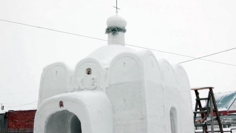 'Εφτιαξαν μια εκκλησία από χιόνι