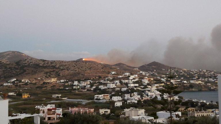 Υπό μερικό έλεγχο η πυρκαγιά στην Σύρο