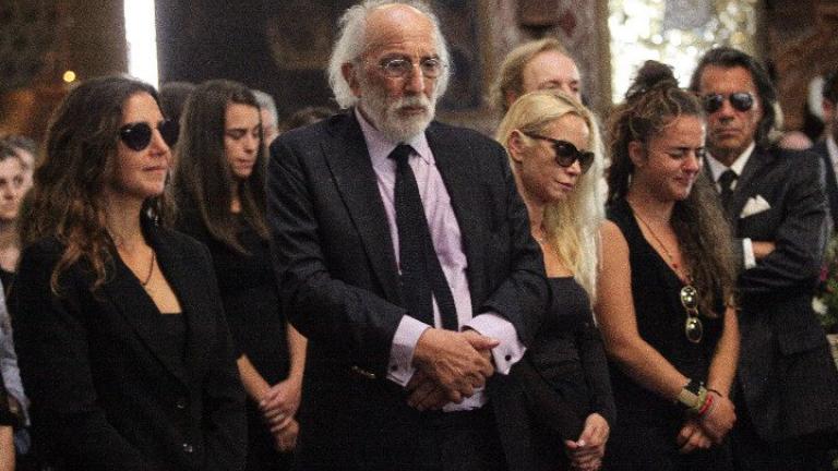 Ζωή Λάσκαρη: Πλήθος κόσμου στην κηδεία της σταρ - Συγκίνησαν τα λόγια του Α. Λυκουρέζου (ΦΩΤΟ)