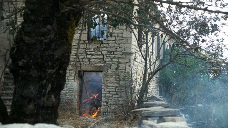 Δύο πυρκαγιές που μπήκαν στην χώρα μας από την Αλβανία, αντιμετωπίζουν δυνάμεις πυρόσβεσης στη Θεσπρωτία