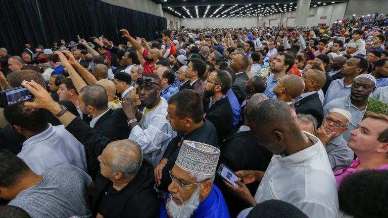 Χιλιάδες άνθρωποι προσευχήθηκαν  για τον Μοχάμεντ Άλι (ΦΩΤΟ)