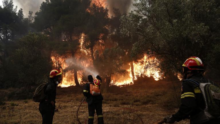 Θα καίει όλη νύχτα ανεξέλεγκτη η πυρκαγιά στα Δερβενοχώρια