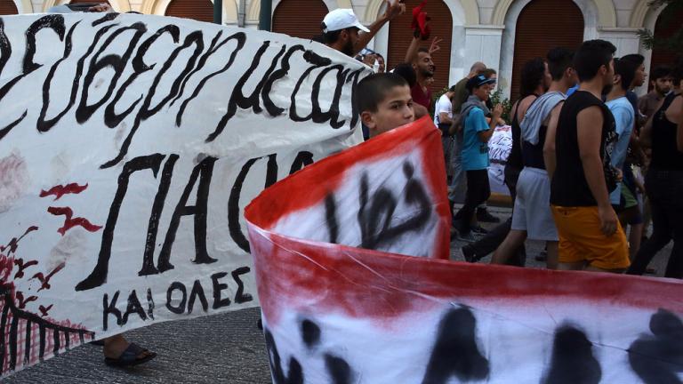 Πορείες αντιεξουσιαστών σε Αθήνα και Θεσσαλονίκη για τις συλλήψεις στα υπό κατάληψη κτίρια (ΦΩΤΟ)