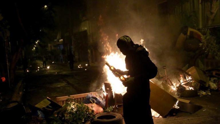 Μέχρι και ψυγείο πέταξαν από ταράτσα των Εξαρχείων-Πλιάτσικο σε μινι μάρκετ