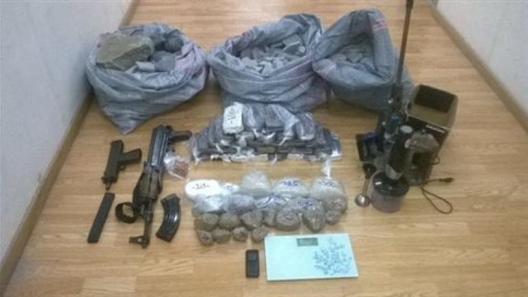 Βρήκαν 18 κιλά ηρωίνης και όπλα σε σπίτι στο Μενίδι