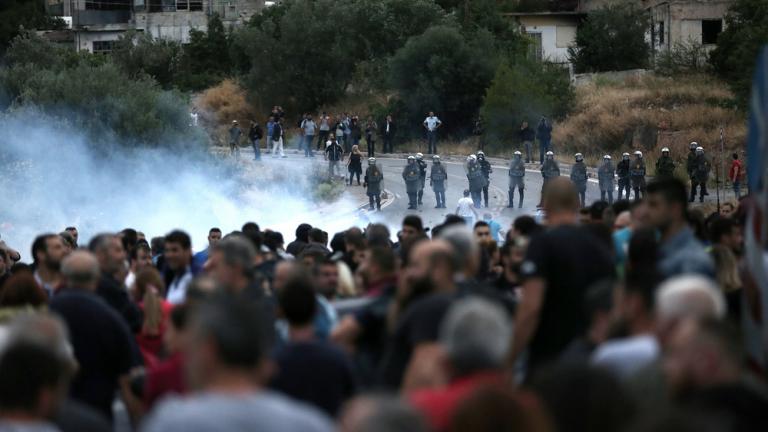 Σκηνικό πολέμου στο Μενίδι και φόβοι για τα χειρότερα