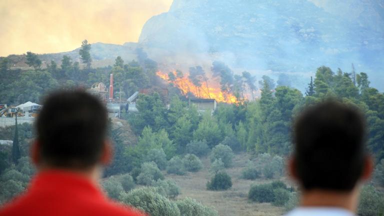 Ελέγχεται η φωτιά στο Χαλκί Κορινθίας 