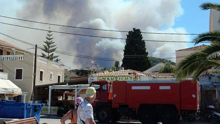 Μικροεστίες πλέον και στις Σπέτσες-Η φωτιά πέρασε μέσα από τον οικισμό της Ξυλοκέριζας