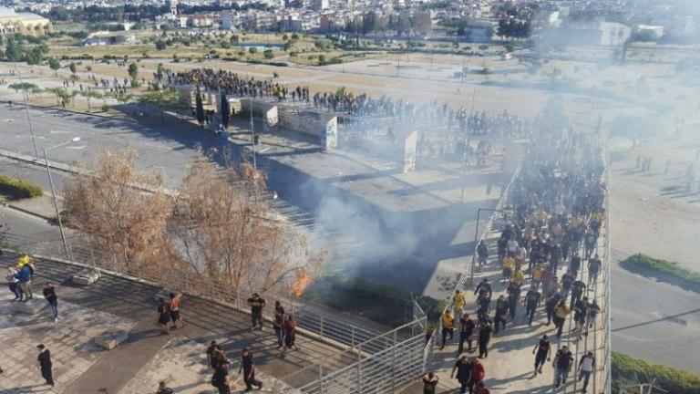 Επεισόδια και δακρυγόνα έξω από το Πανθεσσαλικό (ΒΙΝΤΕΟ)