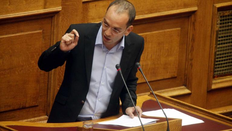 Κατά του διοικητή της Τράπεζας της Ελλάδας ο βουλευτής του ΣΥΡΙΖΑ, Κώστας Μπάρκας