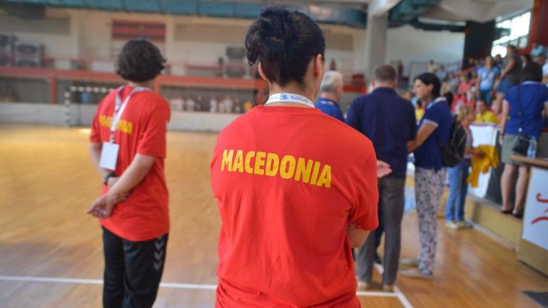 Παρά την πρόκληση των Σκοπιανών, που φορούσαν φανέλες με την λέξη "Macedonia" σε αγώνα χάντμπολ η εθνική μας τιμωρήθηκε με αποβολή 