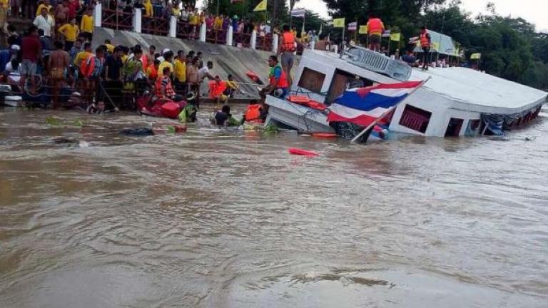 Δεκατρείς νεκροί και δεκάδες αγνοούμενοι από τη βύθιση πλοίου στον ποταμό Τσάο Πράγια στην Ταϊλάνδη