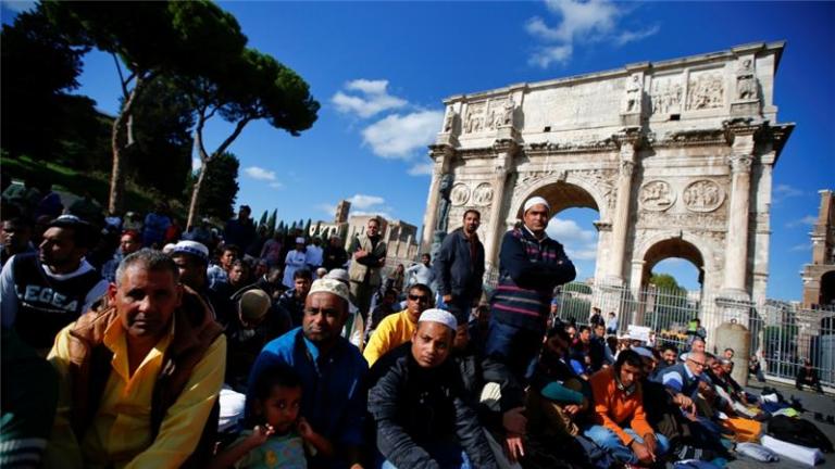 Μουσουλμάνοι προσευχήθηκαν κοντά στο Κολοσσαίο διαμαρτυρόμενοι για την απόφαση των αρχών να κλείσουν τεμένη στη Ρώμη