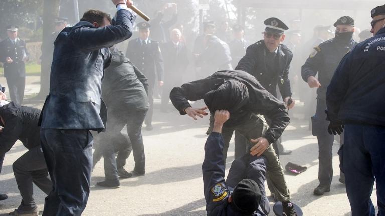 Τραυματίες αντιεξουσιαστές και αστυνομικοί από τις σκληρές συμπλοκές στα Ιωάννινα 