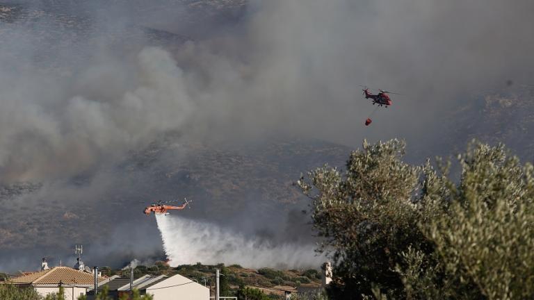 Μαίνεται η πυρκαγιά στα Καλύβια σε μία τεράστια ακτίνα προς βουνό και θάλασσα