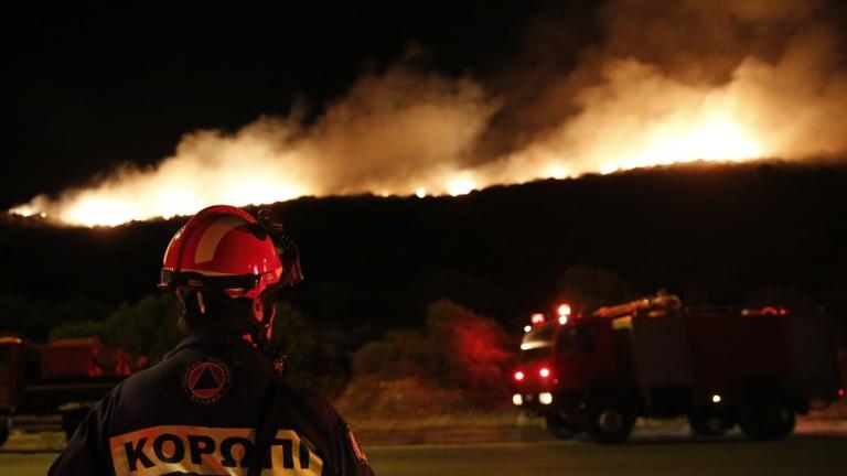 Μαίνεται η πυρκαγιά στα Καλύβια-Τεράστιες δυνάμεις έχουν αναπτυχθεί στην Αθηνών-Σουνίου