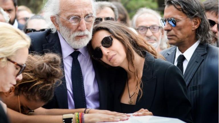 Το τελευταίο «αντίο» στην Ζωή Λάσκαρη - Τα δάκρυα της οικογένειας (ΦΩΤΟ)