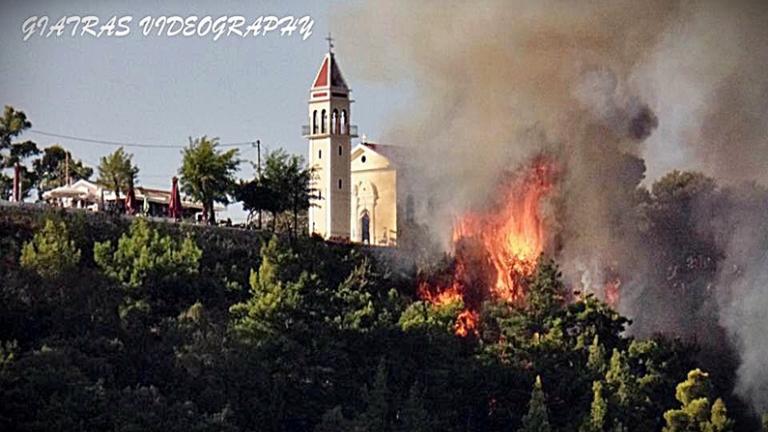Φωτιά έχει ξεσπάσει σε περιαστικό δάσος πάνω από την πόλη της Ζακύνθου