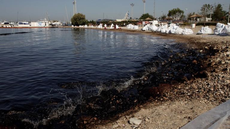 Με εντατικούς ρυθμούς οι εργασίες απορρύπανσης στον Σαρωνικό- Τουλάχιστον 1.500 κυβικά έχουν απαντληθεί από το «Αγία Ζώνη ΙΙ»