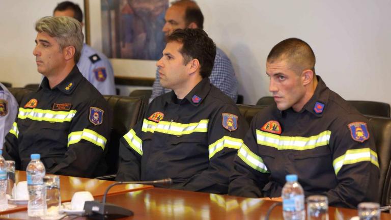 Βραβεύτηκαν οι πυροσβέστες που έσωσαν το βρέφος από την φλεγόμενη πολυκατοικία στον Πειραιά